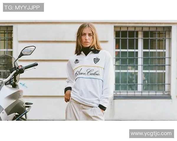 卫衣足球星风采：运动与时尚的完美融合，引领街头潮流新风尚