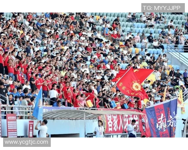 足球巨星走进街头与球迷互动 热血场景点燃城市激情 足球巨星走进街头与球迷互动 热血场景点燃城市激情